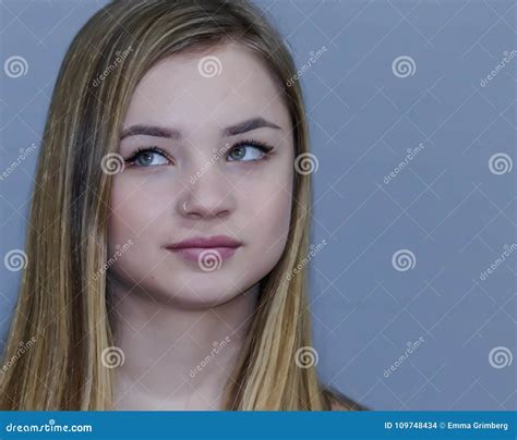 Cara De Um Close Up Adolescente Louro Da Menina Foto De Stock Imagem De Fêmea Bordos 109748434