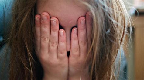 kindesmissbrauch 32 jähriger soll kinder zu sex aufnahmen gedrängt haben