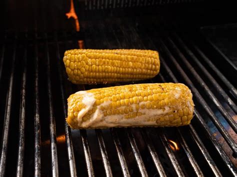 Maiskolben grillen