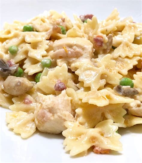 The cheesecake factory farfalle with chicken and roasted garlic is a perfect copycat of my favorite creamy, cheesy bacon and mushroom pasta dish and one of the most popular recipes on the menu! {Farfalle Chicken + Roasted Garlic} This is a copycat recipe of my all time favorite Cheesecake ...