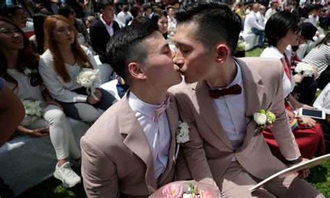 คนไทยหลายร้อยคนวิวาห์วันแรกของไต้หวันกับการแต่งงานของคนเพศเดียวกันอย่าง