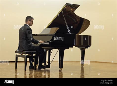Klavierspieler Fotos Und Bildmaterial In Hoher Auflösung Alamy