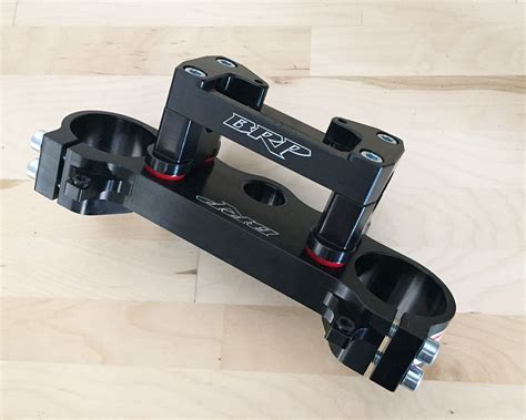 Opposing clamps guarantee an even better functioning of the fork and are more stable than ever. BRP 4 Post Rubber Mounted Triple Clamp - Dirt Bike Test