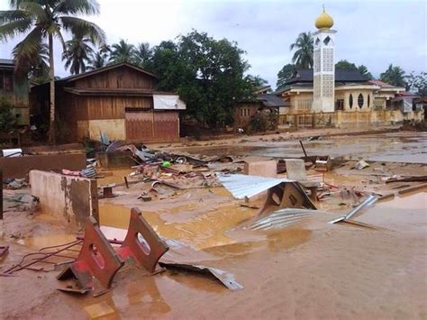 Jumlah penduduk terjejas banjir yang ditempatkan di pusat pemindahan sementara di perak terus meningkat kepada 109 orang setakat pagi ini berbanding 88. Zamani 84: Gambar Banjir Surut Di Beberapa Daerah Di Kelantan