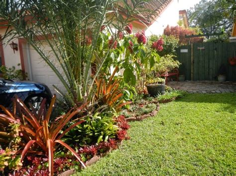 Apabila ingin melakukan penataan taman minimalis , beberapa aspek sebaiknya diperhatikan dengan lebih mendetail. 15 Desain Taman Depan Rumah Minimalis Terbaru | Desain ...