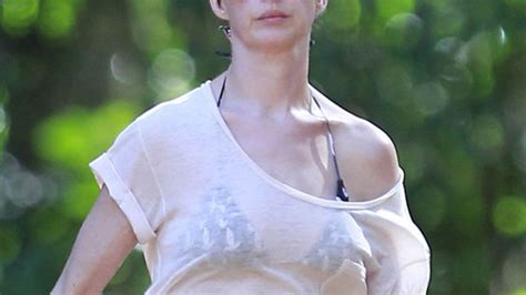 Anne Hathaway Sportelt Im Durchsichtigen Top