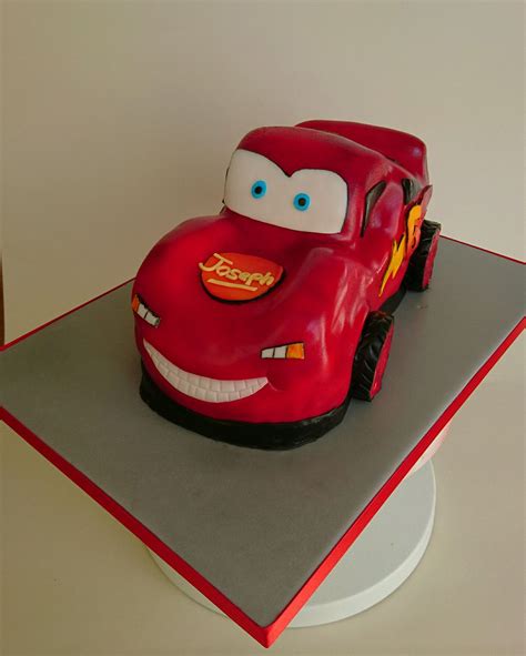 Hallöchen, ich habe jetzt schon viele lightning mcqueen kuchen gesehen. Lightning McQueen Cake | Lightning mcqueen cake, Mcqueen ...