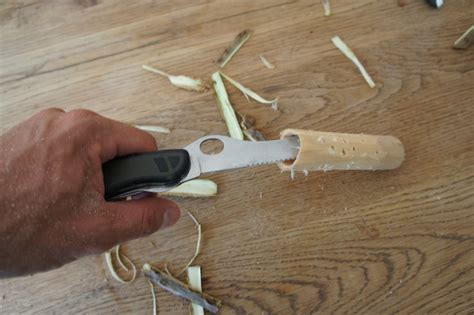 Ein hinweis oder link zu unserer website ist nicht nötig. Holz schnitzen: Ein Outdoor Teesieb | Kinderoutdoor ...