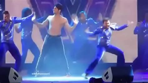 Siddharth Malhotra Shirtless Dance On Stage Xnxx