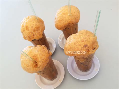 Many stalls across malaysia actually name this teh tarik madu kaw (honey ice tea) but ads corner takes it a notch higher by varying their flavours. Teh Tarik Madu Warung Pak Mat & Sup Kepala Ikan Sedap!