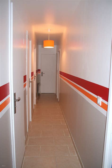 Idée de décoration pour un couloir minimaliste avec un mur blanc, un sol en bois clair et un sol beige. Idee Deco Peinture Couloir Déco Peinture Couloir Entree ...