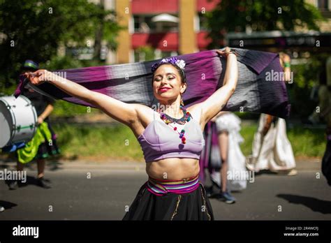Le Carnaval Des Cultures De Berlin A Atteint Son Apogée Avec Le Grand Défilé De Rue Qui A Lieu