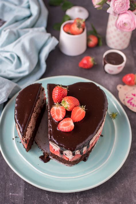 Da es beim valentinstag um die liebe geht, ist ein kuchen mit herzen doch genau das richtige.immer wieder sehe ich in verschiedenen foren diese kuchen, die auf den ersten blick wie ganz normale kastenkuchen aussehen und dann im inneren eine überraschung. Erdbeer-Schoko-Herz-Torte: Muttertagsleckerei ⋆ ...