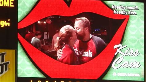 Kamerada kendisini gören çiftler de öpüşerek evrene iyi mesajlar gönderiyorlar. Kiss Cam at Busch Stadium 08/07/14 - YouTube