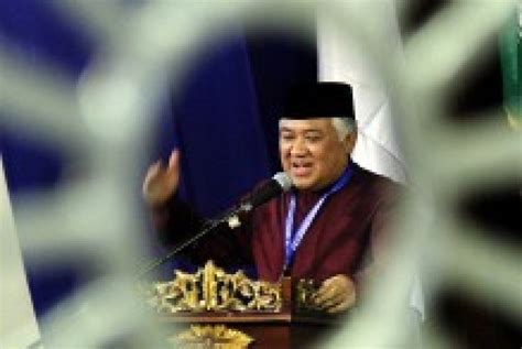 Din syamsuddin, menilai sikap sekum pp muhammadiyah, abdul mu'ti, yang menolak jabatan wamendikbud sudah tepat. Din Syamsuddin Jadi Ketua Ranting Muhammadiyah Pondok Labu | Republika Online