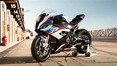 Fitted with the latest technology coupled with its impressive performance, the bmw s1000 rr is a motorcycle delivering sportiness with a stash of refinement. 2019 BMW S 1000 RR loses weight, gets more power & style ...