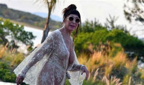 Como carauterística física, siempres se destacar el so bustu prominente, llográu por aciu enllantes de siliconas. Moria Casán se paseó casi desnuda en Punta - El Liberal