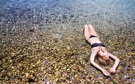 Tapety slunečnímu záření ženy venku moře voda Skála pobřeží