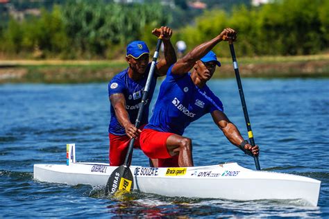 O atleta, com auxílio do remo, desce corredeiras, passa por obstáculos naturais ou artificiais, com o menor espaço de tempo, evitando sofrer penalidades. Canoagem - Historia, regras, slalom, confederação ...