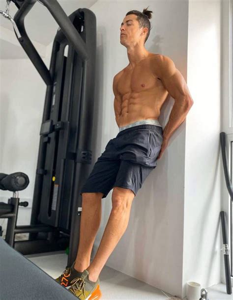 Cristiano Ronaldo Exibe Corpão Sarado Sem Camisa Fique Ativo