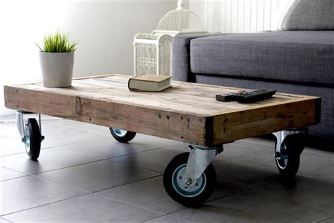 Best of all, this coffee table comes with wheels so you can easily roll it from one room to the next. DIY Reclaimed Pallet Coffee Table with Wheels | Pallet ...