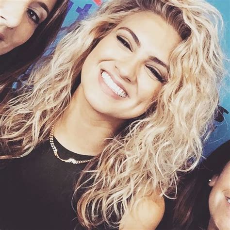 Tori Kelly Love Those Curls Permed Hairstyles Curly Hair Styles