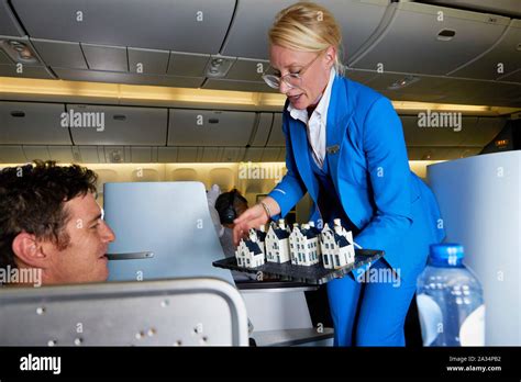 Niederlande Kolumbien Stewardess Mit Delfter Blau Häuser Mit Gin In Der Business Class Klm Flug