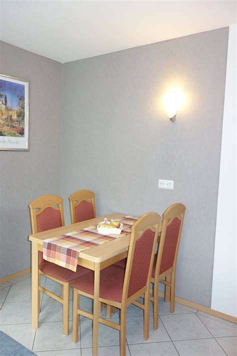 79 m² und die wohnung im dachgeschoss eine wohn/nutzfläche von ca. Haus Der Kuche Hermeskeil - Caseconrad.com