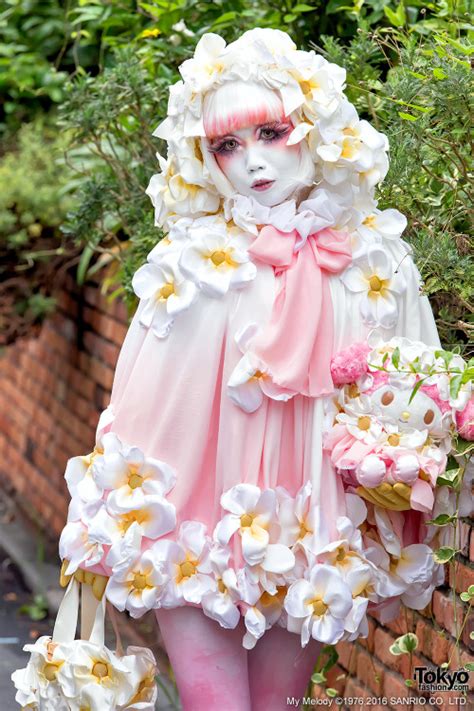 Japanese Shironuri Artist Minori On The Street In Tokyo Fashion