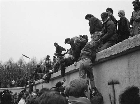 The fall of the berlin wall (german: Fall of the Berlin Wall: Timeline of a year of wonder ...