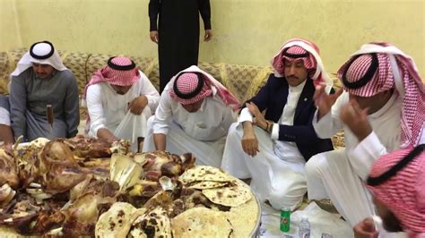 Uma história de idealismo, solidez e excelência : ‫الشاعر عبدالله العلاوه وربعه في ضيافة الشيخ عويض بن احمد ...