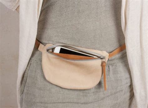 Associez une ceinture en cuir avec un cabas ou un sac bandoulière pour peaufiner votre tenue. Épinglé sur Looks