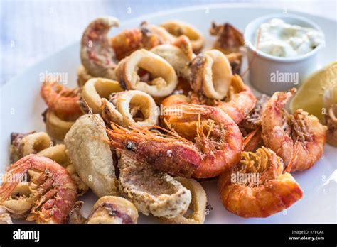 En friture mixte de poissons, crevettes et calmars platter Photo Stock