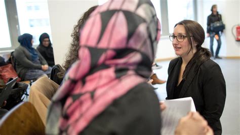 Konkret geht es darum, dass in deutschland bei einem solchen verbot eine hinreichend konkrete gefahr unter diesen umständen stelle ein kopftuchverbot keine unmittelbare diskriminierung dar. Kopftuchverbot: Berliner Gericht weist Klage von Lehrerin ...