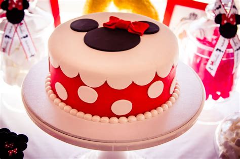 Die süße minnie auf einem süßen kuchen. Lily-Rose's Minnie Mouse Party! | Mini maus torte, Minnie ...