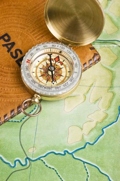 Kompass Und Reisepass Auf Der Karte Premium Foto