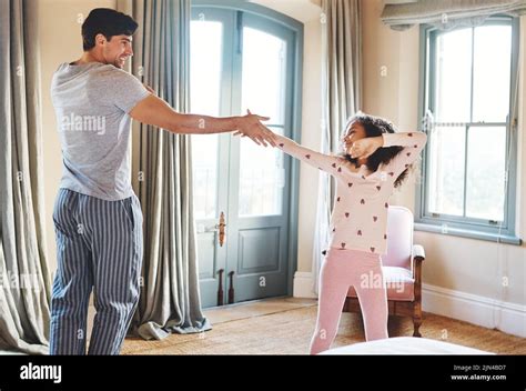 Practicando Sus Movimientos De Baile Con Papá Un Padre Y Su Hija