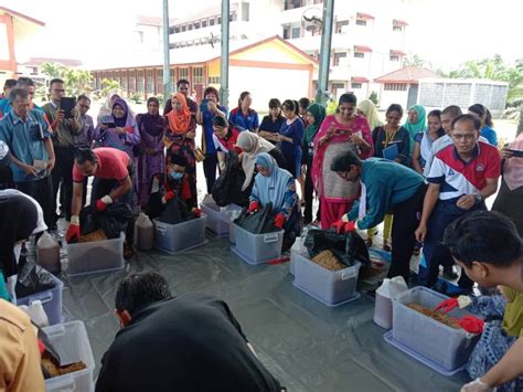 According to the reports, the municipal solid waste is mainly made of contains organic materials, plastic, paper, textile materials, rubber, metal and glass. Food Waste Management Program by using Green Technology ...