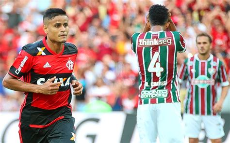 De acordo com o colunista de tv, flávio. Flamengo vence o Fluminense na 1ª partida da final do Carioca.