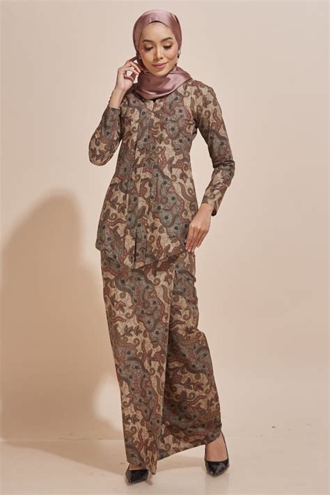 Kemudian diubah kepada 1 haribulan dan 15 haribulan. Model Kebaya Batik Web | Pakaian model, Model baju wanita ...