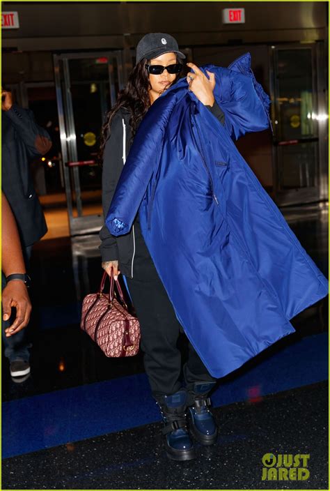 Rihanna Carries Her Big Blue Coat Through Jfk Airport Photo 3960272