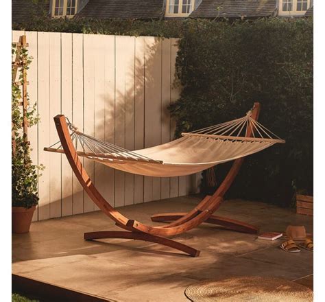 It is common in china and similar pans are found in parts of east, south and southeast asia, as well as becoming popular in other parts of the world. 1 Person Wooden Hammock with Freestanding Frame | VonHaus ...