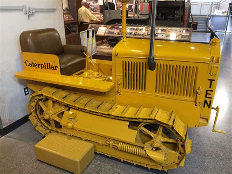 Caterpillar 22 Crawler Tractor With Display Case Collector Models