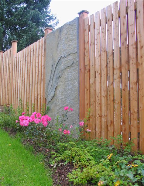 Ein zaun für den garten kann ein toller sichtschutz für ihr grundstück sein und schafft privatsphäre. Zaun-Sichtschutz-Natur-Holz - Gartengestaltung-Gartenbau ...