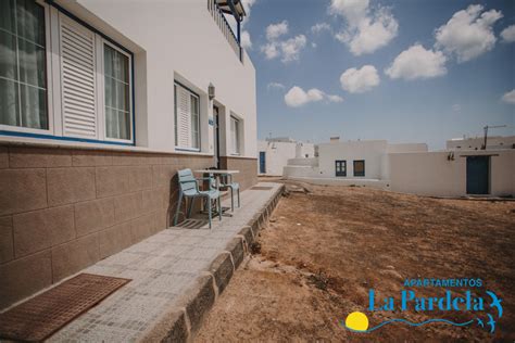 Son dos opciones de alojamiento que pueden parecer parecidas, pero resultan muy diferentes. Apartamentos en La Graciosa La Pardela | Apartamento Playa del Pueblo - Ref11