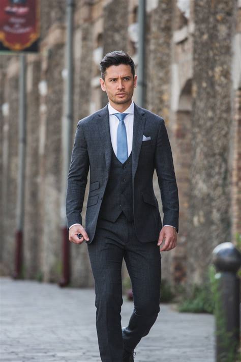 Ce pantalon est doté de jambes amples arborant un pli marqué. Que porter avec un costume gris ? - Tailor Trucks