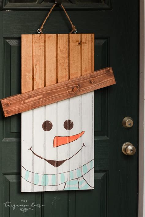 Create this round wooden door hanger for your door for spring. DIY Rustic Snowman Door Hanger | The Turquoise Home