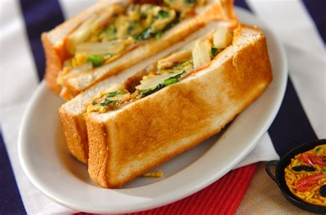 スペイン風オムレツとも。 なお日本では「トルティージャ」と表記するが、tortilla de patatas と他の料理と区別する。 他の料理とは、tortilla de camarones(小エビとひよこ豆の粉で薄く焼いた料理）、tortilla de maiz（トウモロコシの粉を混ぜて薄く焼いた料理）など. スペイン風オムレツサンドイッチ レシピ・作り方 | 【E・レシピ ...