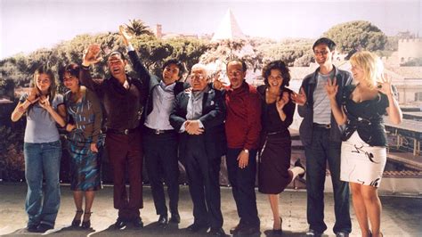 Nella sua nuova pellicola, presentata in anteprima ieri a napoli, il regista partenopeo non si è risparmiato monologhi e caratterizzazioni, trasponendo in celluliode, con successo, il suo spettacolo teatrale. Cose da pazzi - Film (2005)