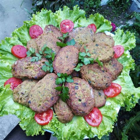تخم مرغ ها را یکی یکی داخل آن بشکنید. طرز تهیه کوکو سبزی با گوشت چرخ کرده، سیب زمینی و زرشک خوشمزه